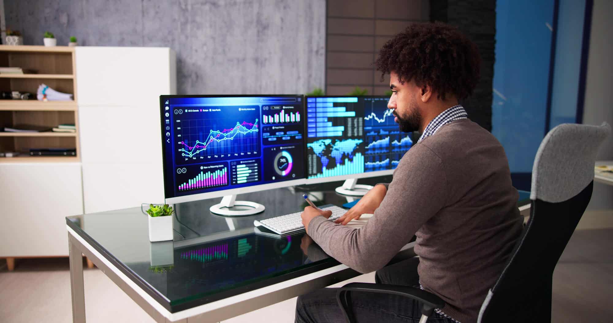 Unified retail data storytelling layers supporting operational alignment between supply chain and storefront teams